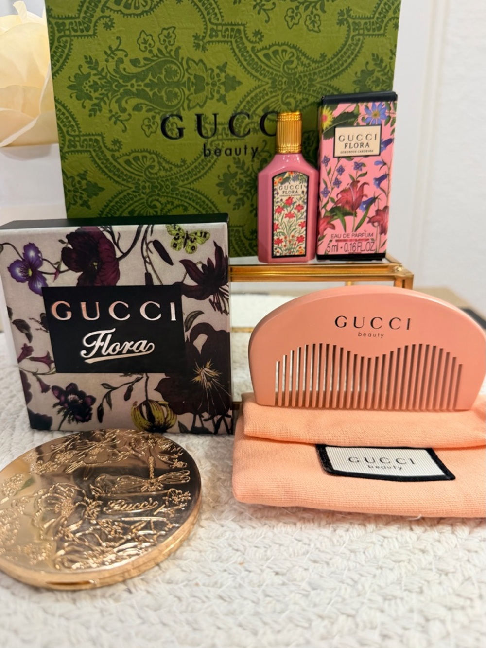 Gucci Beauty Gift Set: Gold Compact Mirror, Pink Pocket Comb, 5 ml Perfume - box
